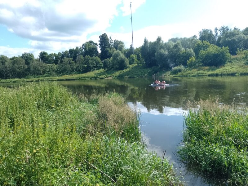 Автодорога (лыжероллеры) Н Горбово — Лызлово, состояние на 16 августа 2025 по отзыву, фото 5. Москва река, район Поречье, много людей сплавляется на сапбордах, надувных досках